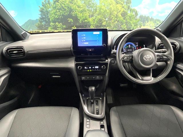 ヤリスクロス ハイブリッドＺ　８型ディスプレイオーディオ　パノラミックビューモニター　トヨタセーフティセンス　レーダークルーズ　禁煙車　ハーフレザーシート　パワーシート　ドライブレコーダー　コーナーセンサー　ＬＥＤヘッド　ＥＴＣ（2枚目）