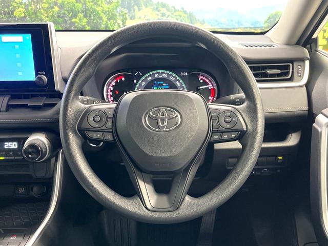 ＲＡＶ４ Ｘ　８型ディスプレイオーディオ　バックカメラ　衝突被害軽減　レーダークルーズ　Ｂｌｕｅｔｏｏｔｈ　禁煙車　ドラレコ　コーナーセンサー　ＬＥＤヘッド　ＥＴＣ２．０　純正１７インチアルミ　オートハイビーム（12枚目）