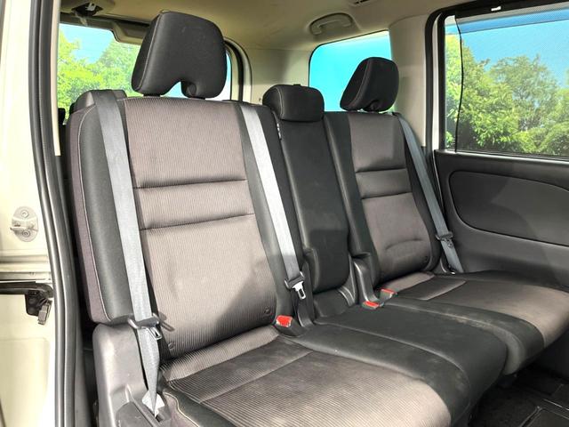 �Z�J���h�V�[�g�͒������������ƂȂ��Ă���A�X���C�h����ΒʘH�X�y�[�X���o��I�O��̈ړ����Ƃ��Ă��ȒP�ł���������A�W����Ԏ������K�ȍ���S�n�̃V�[�g�ƂȂ��Ă��܂���