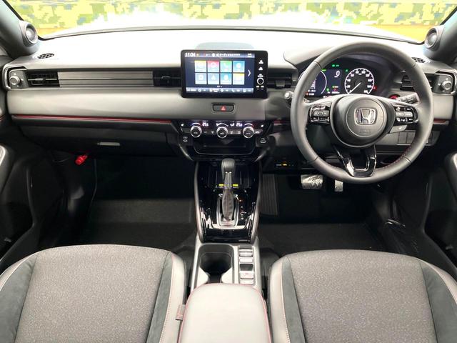 ヴェゼル ｅ：ＨＥＶ　ＲＳ　登録済未使用車　純正９型ナビ　全周囲カメラ　衝突軽減装置　レーダークルーズ　ＥＴＣ２．０　パワーバックドア　シートヒーター　置くだけ充電　ＬＥＤヘッド　クリアランスソナー　車線逸脱警報　誤発進抑制機能（2枚目）