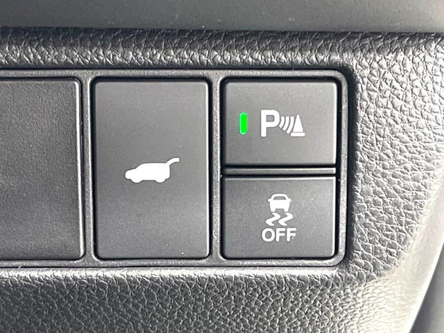 ヴェゼル ｅ：ＨＥＶ　ＲＳ　登録済未使用車　純正９型ナビ　全周囲カメラ　衝突軽減装置　レーダークルーズ　ＥＴＣ２．０　パワーバックドア　シートヒーター　置くだけ充電　ＬＥＤヘッド　クリアランスソナー　車線逸脱警報　誤発進抑制機能（42枚目）