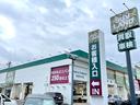 ズラッと並んだ展示車と大きな「SUVLAND」の看板が目印です!