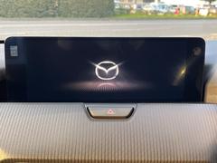 【１２．３インチマツダコネクト】車内の雰囲気にマッチした大型ディスプレイ。スマホ接続でのナビ使用やＢｌｕｅｔｏｏｔｈ再生等、様々な機能が楽しめます。直感的なダイヤル操作が可能で、使い勝手も良好です。 3