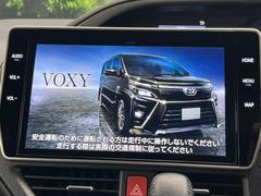 【大画面ナビ】人気の大型１０インチナビを装備。存在感のある大画面はインパクト大！ナビ利用時のマップ表示は見やすく、テレビやＤＶＤは臨場感がアップ！いつものドライブがグッと楽しくなります♪ 3