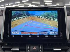 【バックカメラ】駐車時に後方がリアルタイム映像で確認できます。大型商業施設や立体駐車場での駐車時や、夜間のバック時に大活躍！運転スキルに関わらず、今や必須となった装備のひとつです！ 4