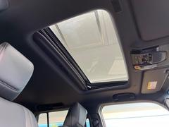 【サンルーフ】開放感たっぷりの希少装備、サンルーフが装着されています！車内に明かりを取り入れたり景色を楽しむ以外にも、車内の空気も簡単に換気できて快適です！ 5