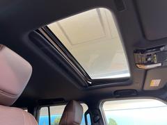 【サンルーフ】開放感たっぷりの希少装備、サンルーフが装着されています！車内に明かりを取り入れたり景色を楽しむ以外にも、車内の空気も簡単に換気できて快適です！ 5