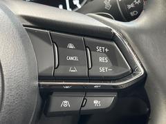 【マツダ・レーダークルーズコントロール】高速道路での長距離走行が楽に！自動で速度を保つクルーズコントロールが、衝突軽減システムと連携し、前方の車両を感知して車間を保つように速度調節してくれます！！ 5