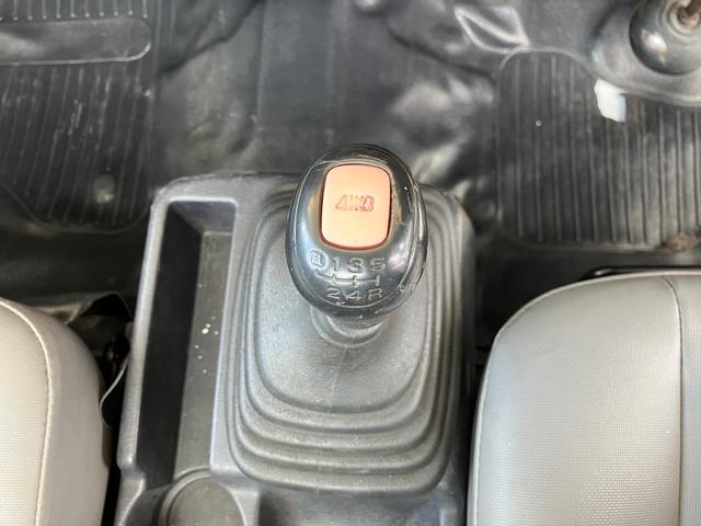 サンバートラック 　４ＷＤ　ギア車　エアコン　パワステ　車検整備付　６６，０００キロ　エアバック（30枚目）