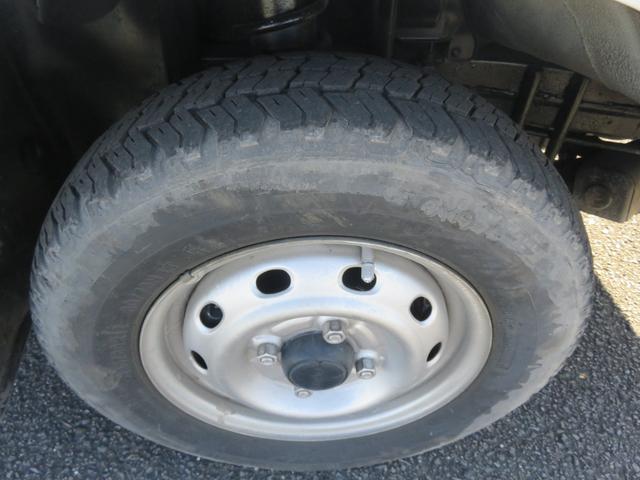 サンバートラック ＴＢ　ＣＤ・５ＭＴ・４ＷＤ・エアコン・パワステ付き（28枚目）