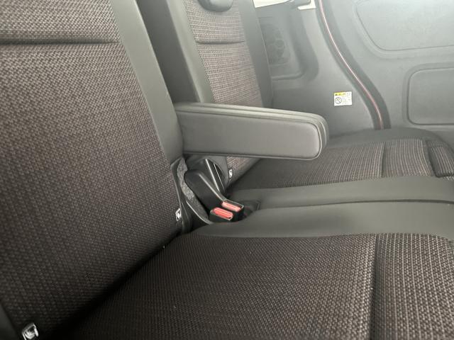 �㕔���ȗp�̍��E�Ɨ����̃A�[�����X�g�ł��B