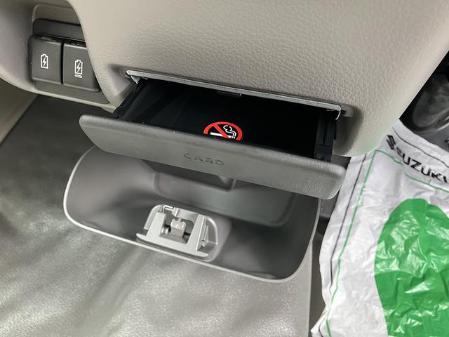 �U��΂��Ď��[���Ă��܂��J�[�h���A�ꂩ���ɂ܂Ƃ߂Ēu����J�[�h�z���_�[�ł��B