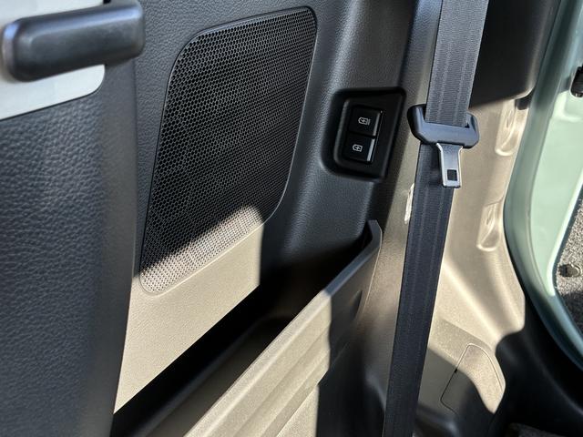 ���A�N�H�[�^�[�|�P�b�g�ɂ͏[�d�p�t�r�a������܂��B