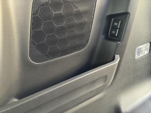 ���A�N�H�[�^�[�|�P�b�g�ɂ͏[�d�p�t�r�a������܂��B