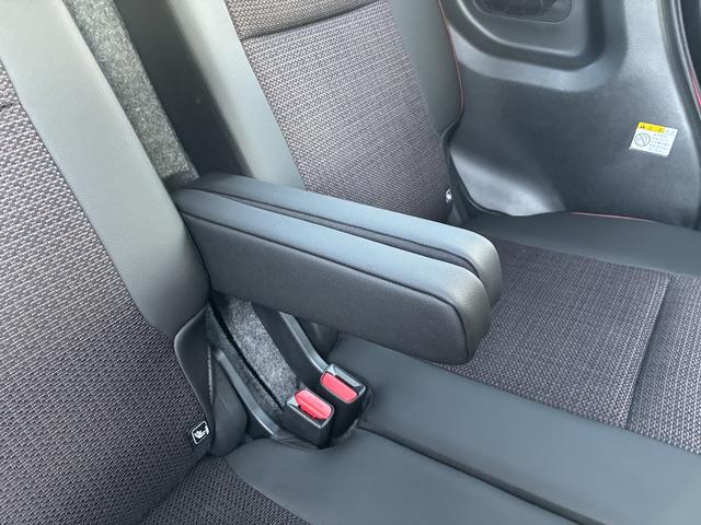 �㕔���ȗp�̍��E�Ɨ����̃A�[�����X�g�ł��B