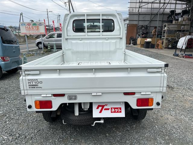 ＮＴ１００クリッパートラック 　ＭＴ　エアコン　運転席エアバッグ　助手席エアバッグ　あおりプロテクター　ゴムマット　サイドバイザー　荷台マット（8枚目）