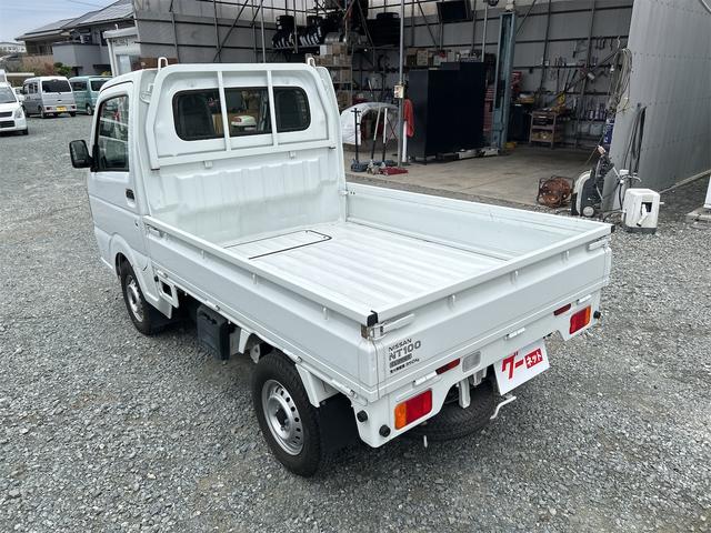 ＮＴ１００クリッパートラック 　ＭＴ　エアコン　運転席エアバッグ　助手席エアバッグ　あおりプロテクター　ゴムマット　サイドバイザー　荷台マット（9枚目）