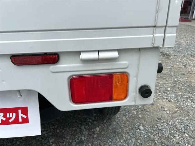 ＮＴ１００クリッパートラック 　ＭＴ　エアコン　運転席エアバッグ　助手席エアバッグ　あおりプロテクター　ゴムマット　サイドバイザー　荷台マット（12枚目）