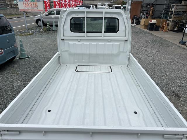 ＮＴ１００クリッパートラック 　ＭＴ　エアコン　運転席エアバッグ　助手席エアバッグ　あおりプロテクター　ゴムマット　サイドバイザー　荷台マット（15枚目）