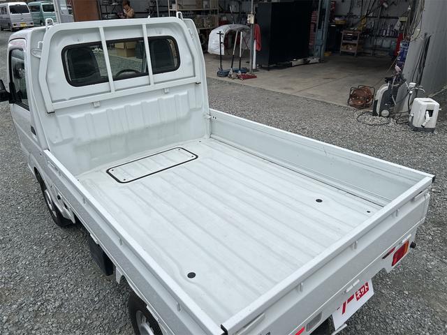 ＮＴ１００クリッパートラック 　ＭＴ　エアコン　運転席エアバッグ　助手席エアバッグ　あおりプロテクター　ゴムマット　サイドバイザー　荷台マット（16枚目）