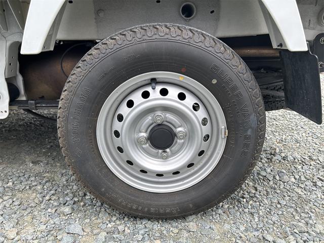 ＮＴ１００クリッパートラック 　ＭＴ　エアコン　運転席エアバッグ　助手席エアバッグ　あおりプロテクター　ゴムマット　サイドバイザー　荷台マット（18枚目）