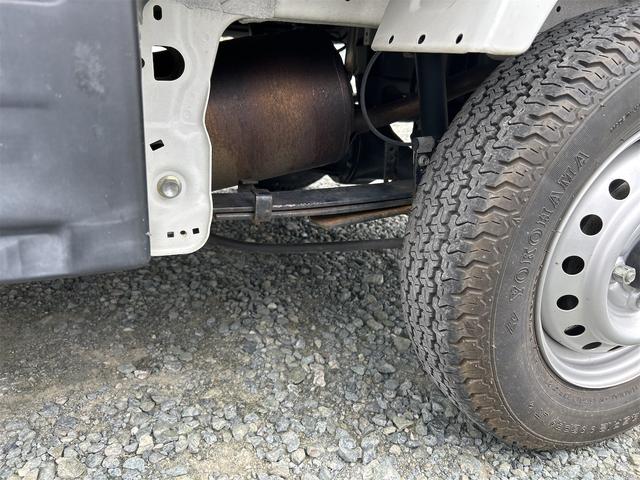 ＮＴ１００クリッパートラック 　ＭＴ　エアコン　運転席エアバッグ　助手席エアバッグ　あおりプロテクター　ゴムマット　サイドバイザー　荷台マット（19枚目）