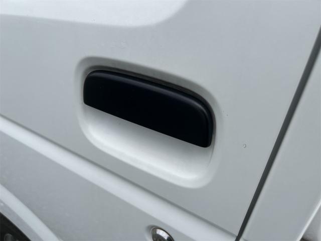 ＮＴ１００クリッパートラック 　ＭＴ　エアコン　運転席エアバッグ　助手席エアバッグ　あおりプロテクター　ゴムマット　サイドバイザー　荷台マット（20枚目）