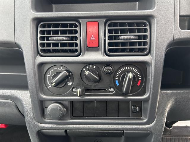 ＮＴ１００クリッパートラック 　ＭＴ　エアコン　運転席エアバッグ　助手席エアバッグ　あおりプロテクター　ゴムマット　サイドバイザー　荷台マット（32枚目）