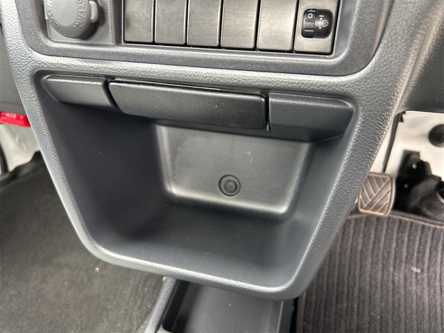 ＮＴ１００クリッパートラック 　ＭＴ　エアコン　運転席エアバッグ　助手席エアバッグ　あおりプロテクター　ゴムマット　サイドバイザー　荷台マット（33枚目）