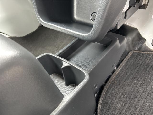 ＮＴ１００クリッパートラック 　ＭＴ　エアコン　運転席エアバッグ　助手席エアバッグ　あおりプロテクター　ゴムマット　サイドバイザー　荷台マット（34枚目）