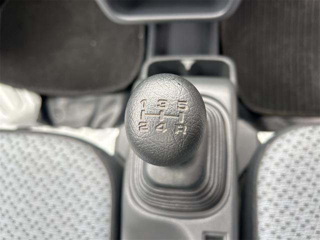 ＮＴ１００クリッパートラック 　ＭＴ　エアコン　運転席エアバッグ　助手席エアバッグ　あおりプロテクター　ゴムマット　サイドバイザー　荷台マット（36枚目）