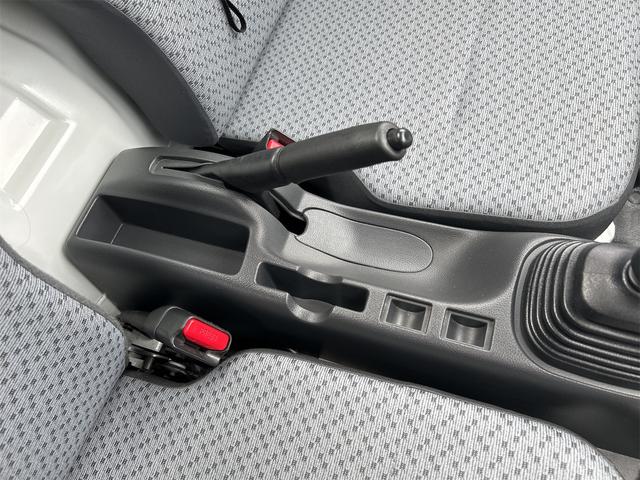 ＮＴ１００クリッパートラック 　ＭＴ　エアコン　運転席エアバッグ　助手席エアバッグ　あおりプロテクター　ゴムマット　サイドバイザー　荷台マット（37枚目）