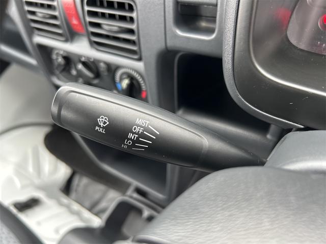 ＮＴ１００クリッパートラック 　ＭＴ　エアコン　運転席エアバッグ　助手席エアバッグ　あおりプロテクター　ゴムマット　サイドバイザー　荷台マット（39枚目）