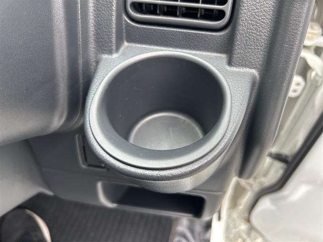 ＮＴ１００クリッパートラック 　ＭＴ　エアコン　運転席エアバッグ　助手席エアバッグ　あおりプロテクター　ゴムマット　サイドバイザー　荷台マット（41枚目）