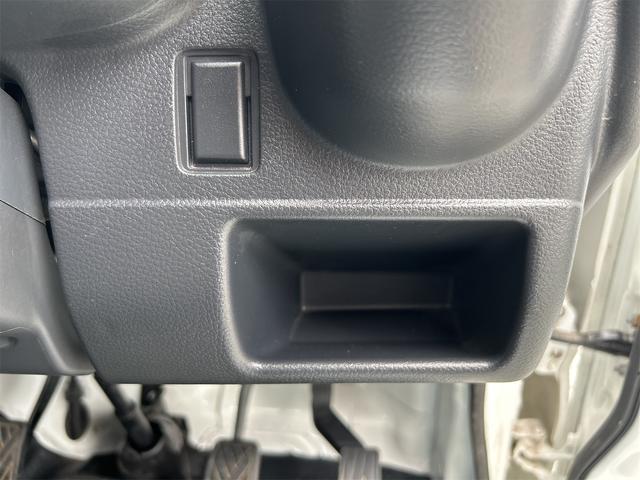 ＮＴ１００クリッパートラック 　ＭＴ　エアコン　運転席エアバッグ　助手席エアバッグ　あおりプロテクター　ゴムマット　サイドバイザー　荷台マット（42枚目）