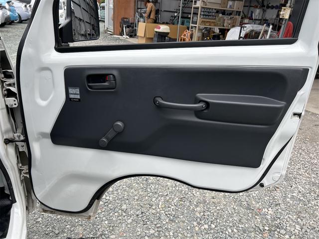 ＮＴ１００クリッパートラック 　ＭＴ　エアコン　運転席エアバッグ　助手席エアバッグ　あおりプロテクター　ゴムマット　サイドバイザー　荷台マット（43枚目）