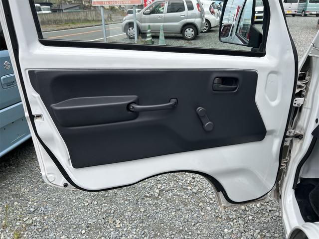 ＮＴ１００クリッパートラック 　ＭＴ　エアコン　運転席エアバッグ　助手席エアバッグ　あおりプロテクター　ゴムマット　サイドバイザー　荷台マット（44枚目）