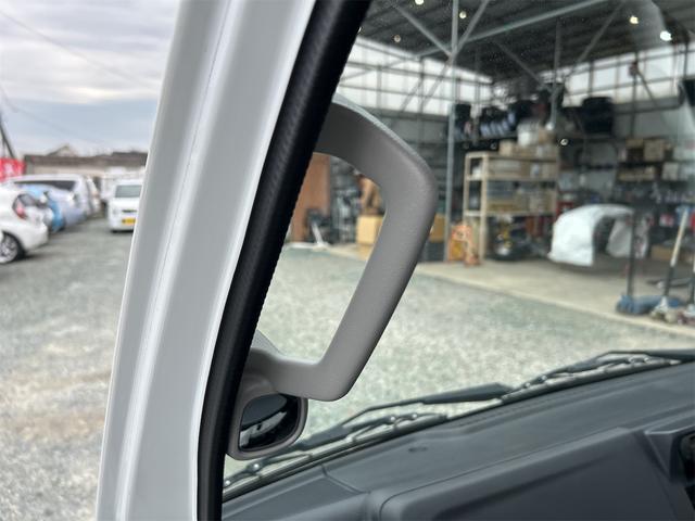ＮＴ１００クリッパートラック 　ＭＴ　エアコン　運転席エアバッグ　助手席エアバッグ　あおりプロテクター　ゴムマット　サイドバイザー　荷台マット（45枚目）