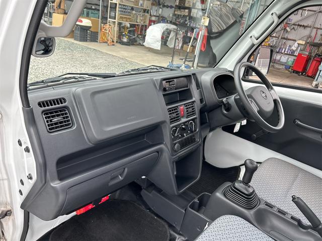 ＮＴ１００クリッパートラック 　ＭＴ　エアコン　運転席エアバッグ　助手席エアバッグ　あおりプロテクター　ゴムマット　サイドバイザー　荷台マット（46枚目）