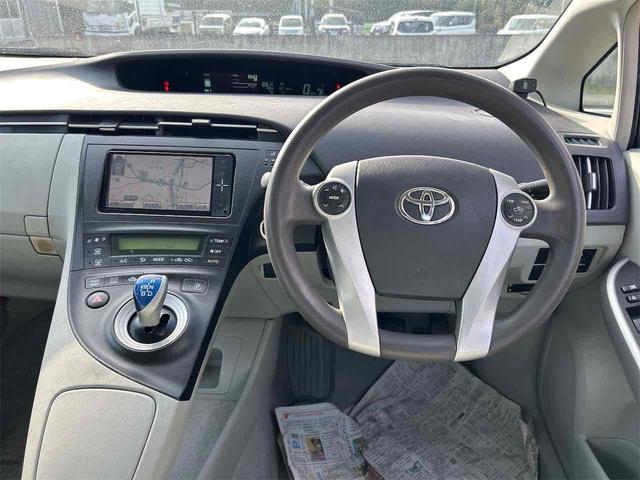 プリウス Ｓ　ＥＴＣ　クリアランスソナー　バックカメラ　ナビ　ＴＶ　アルミホイール　ＣＶＴ　スマートキー　アイドリングストップ　電動格納ミラー　盗難防止システム　ＣＤ　ミュージックプレイヤー接続可（3枚目）