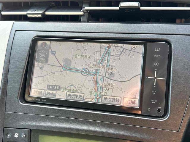 プリウス Ｓ　ＥＴＣ　クリアランスソナー　バックカメラ　ナビ　ＴＶ　アルミホイール　ＣＶＴ　スマートキー　アイドリングストップ　電動格納ミラー　盗難防止システム　ＣＤ　ミュージックプレイヤー接続可（4枚目）