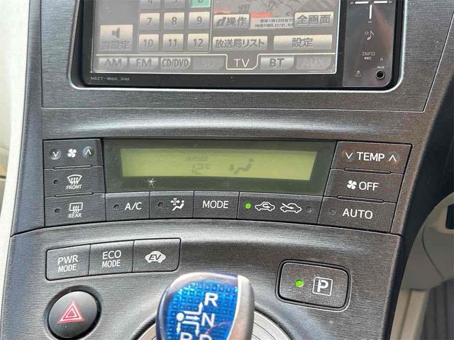 プリウス Ｓ　ＥＴＣ　クリアランスソナー　バックカメラ　ナビ　ＴＶ　アルミホイール　ＣＶＴ　スマートキー　アイドリングストップ　電動格納ミラー　盗難防止システム　ＣＤ　ミュージックプレイヤー接続可（7枚目）