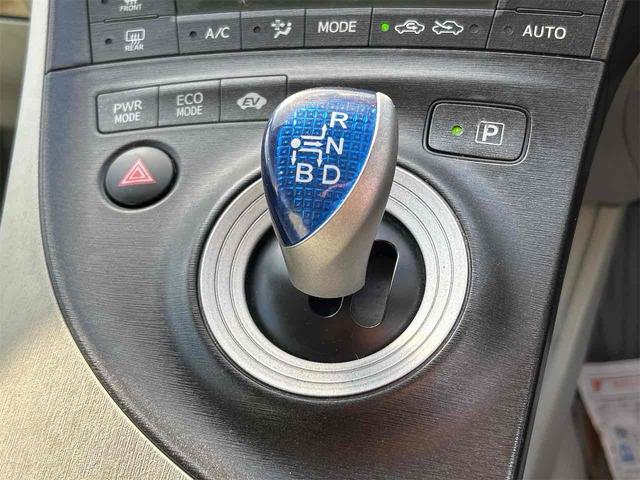 プリウス Ｓ　ＥＴＣ　クリアランスソナー　バックカメラ　ナビ　ＴＶ　アルミホイール　ＣＶＴ　スマートキー　アイドリングストップ　電動格納ミラー　盗難防止システム　ＣＤ　ミュージックプレイヤー接続可（8枚目）