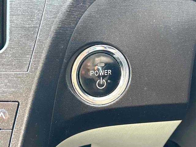 プリウス Ｓ　ＥＴＣ　クリアランスソナー　バックカメラ　ナビ　ＴＶ　アルミホイール　ＣＶＴ　スマートキー　アイドリングストップ　電動格納ミラー　盗難防止システム　ＣＤ　ミュージックプレイヤー接続可（9枚目）