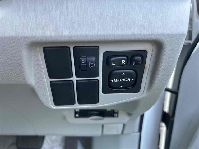 プリウス Ｓ　ＥＴＣ　クリアランスソナー　バックカメラ　ナビ　ＴＶ　アルミホイール　ＣＶＴ　スマートキー　アイドリングストップ　電動格納ミラー　盗難防止システム　ＣＤ　ミュージックプレイヤー接続可（10枚目）