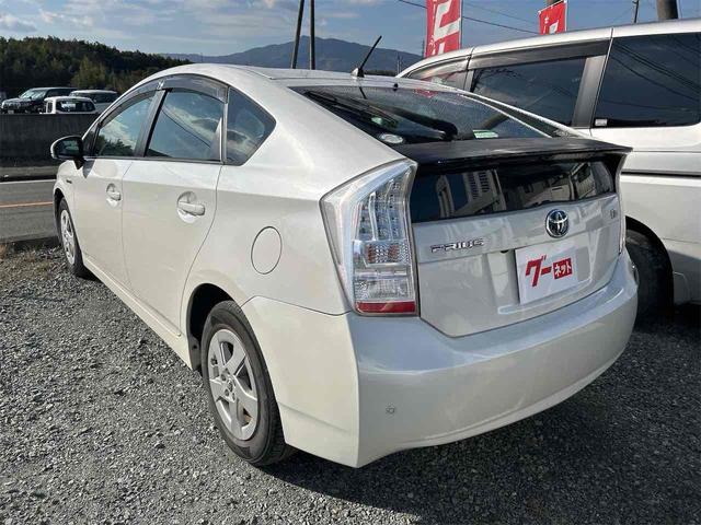 プリウス Ｓ　ＥＴＣ　クリアランスソナー　バックカメラ　ナビ　ＴＶ　アルミホイール　ＣＶＴ　スマートキー　アイドリングストップ　電動格納ミラー　盗難防止システム　ＣＤ　ミュージックプレイヤー接続可（16枚目）