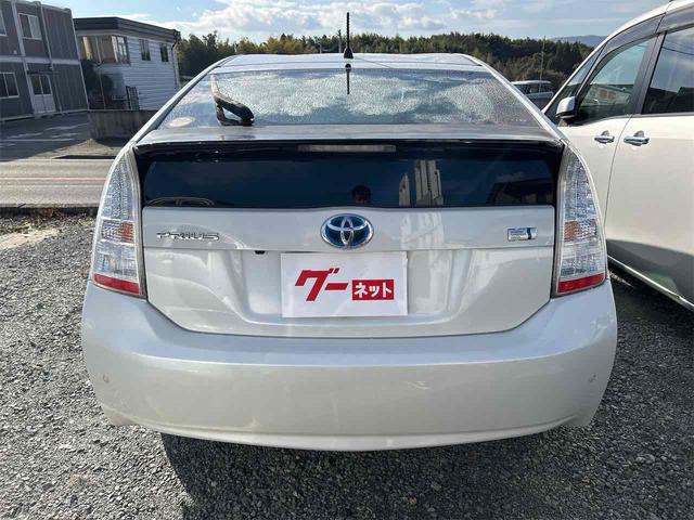 プリウス Ｓ　ＥＴＣ　クリアランスソナー　バックカメラ　ナビ　ＴＶ　アルミホイール　ＣＶＴ　スマートキー　アイドリングストップ　電動格納ミラー　盗難防止システム　ＣＤ　ミュージックプレイヤー接続可（18枚目）