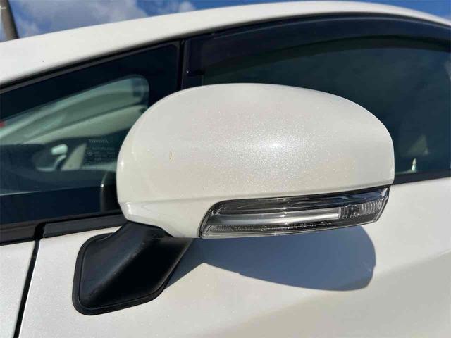 プリウス Ｓ　ＥＴＣ　クリアランスソナー　バックカメラ　ナビ　ＴＶ　アルミホイール　ＣＶＴ　スマートキー　アイドリングストップ　電動格納ミラー　盗難防止システム　ＣＤ　ミュージックプレイヤー接続可（25枚目）