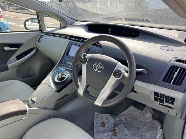 プリウス Ｓ　ＥＴＣ　クリアランスソナー　バックカメラ　ナビ　ＴＶ　アルミホイール　ＣＶＴ　スマートキー　アイドリングストップ　電動格納ミラー　盗難防止システム　ＣＤ　ミュージックプレイヤー接続可（32枚目）