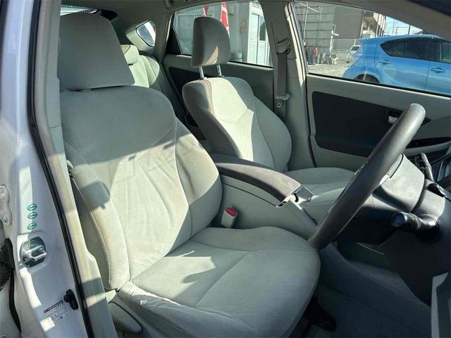 プリウス Ｓ　ＥＴＣ　クリアランスソナー　バックカメラ　ナビ　ＴＶ　アルミホイール　ＣＶＴ　スマートキー　アイドリングストップ　電動格納ミラー　盗難防止システム　ＣＤ　ミュージックプレイヤー接続可（33枚目）